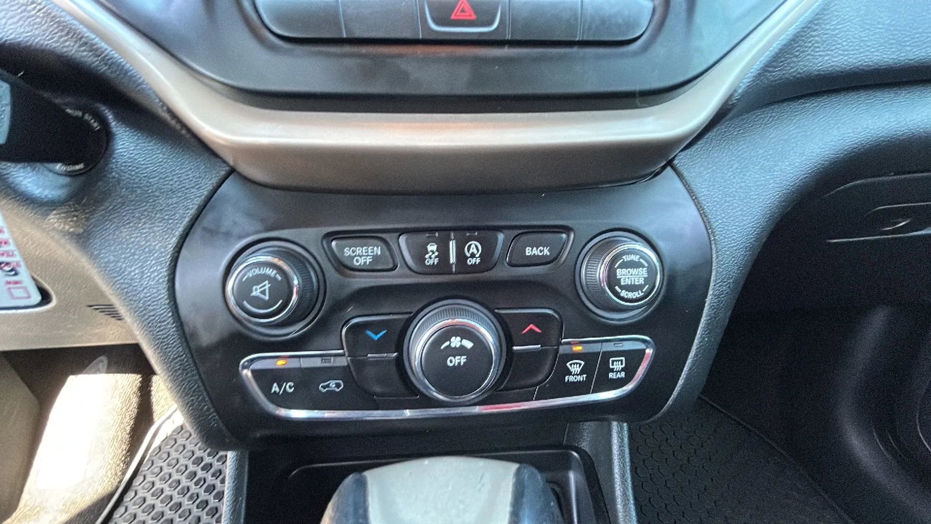 Used 2015 Jeep Cherokee Latitude w/ Cold Weather Group AWD/4WD image 21