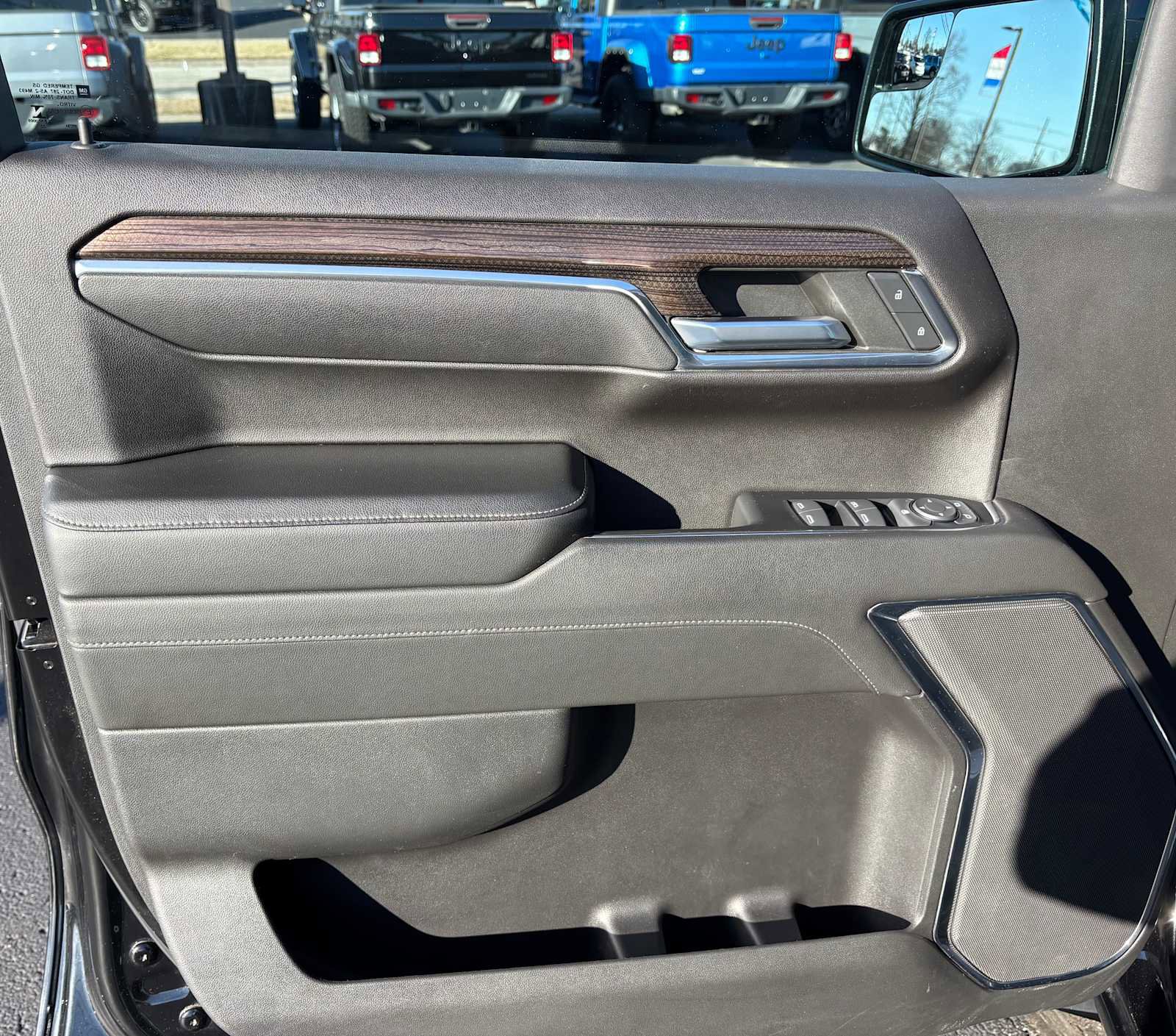 Used 2022 Chevrolet Silverado 1500 LT Trail Boss w/ LPO, Dark Essentials Package image 16