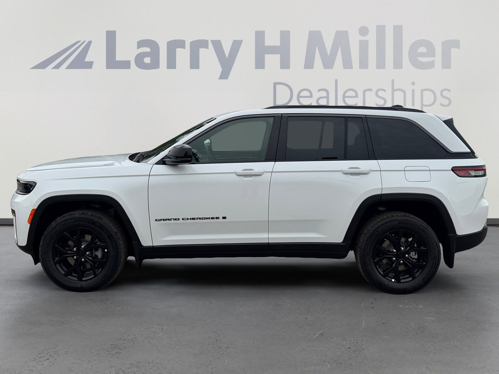 New 2026 Jeep Grand Cherokee Altitude AWD/4WD image 2