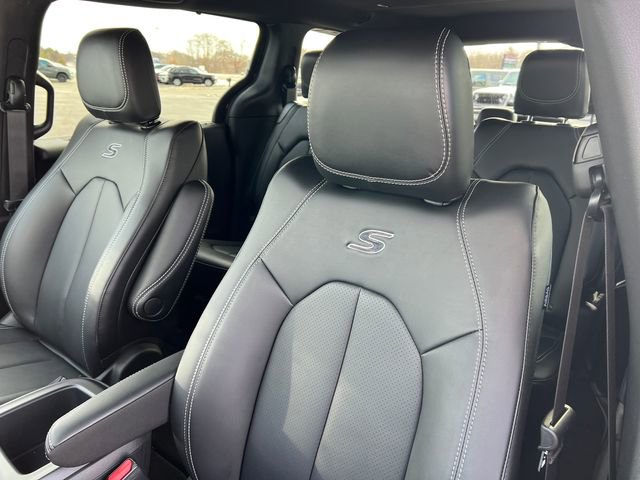 New 2026 Chrysler Pacifica Select AWD/4WD image 13