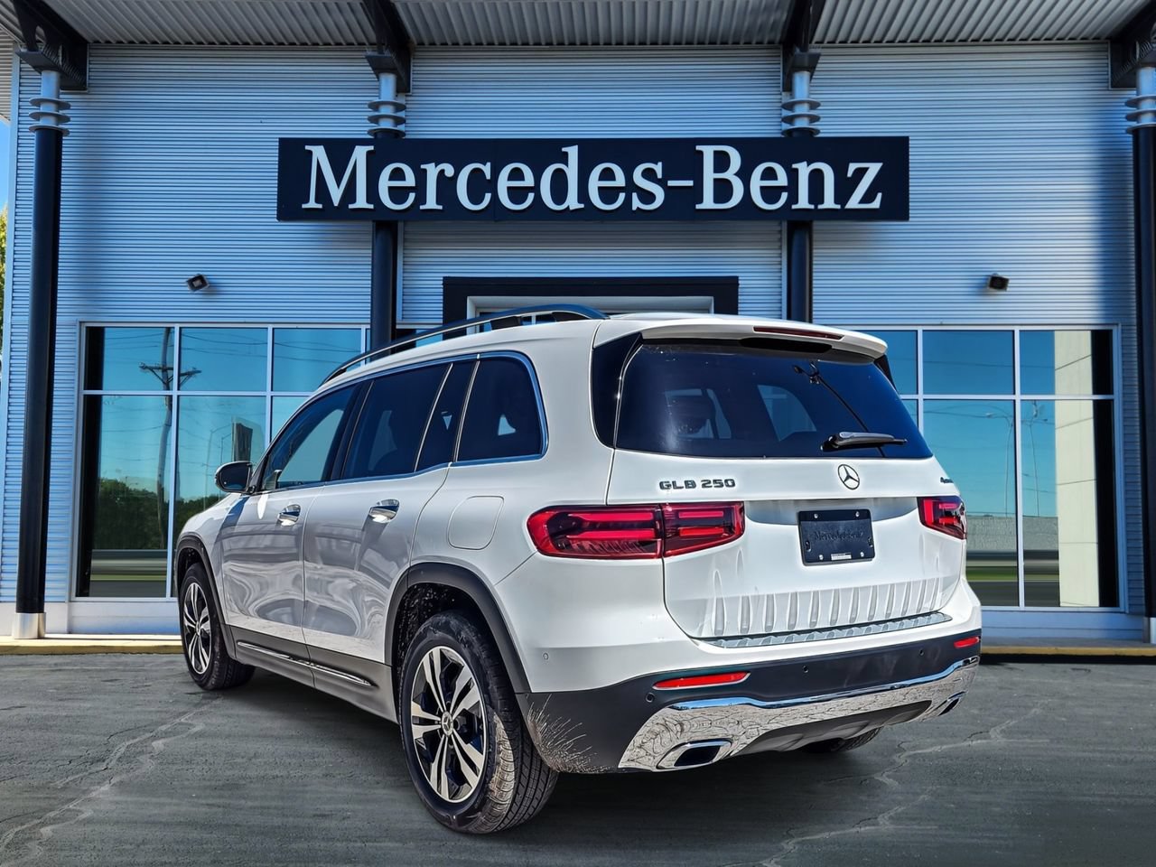 New 2026 Mercedes-Benz GLB 250 4MATIC image 4