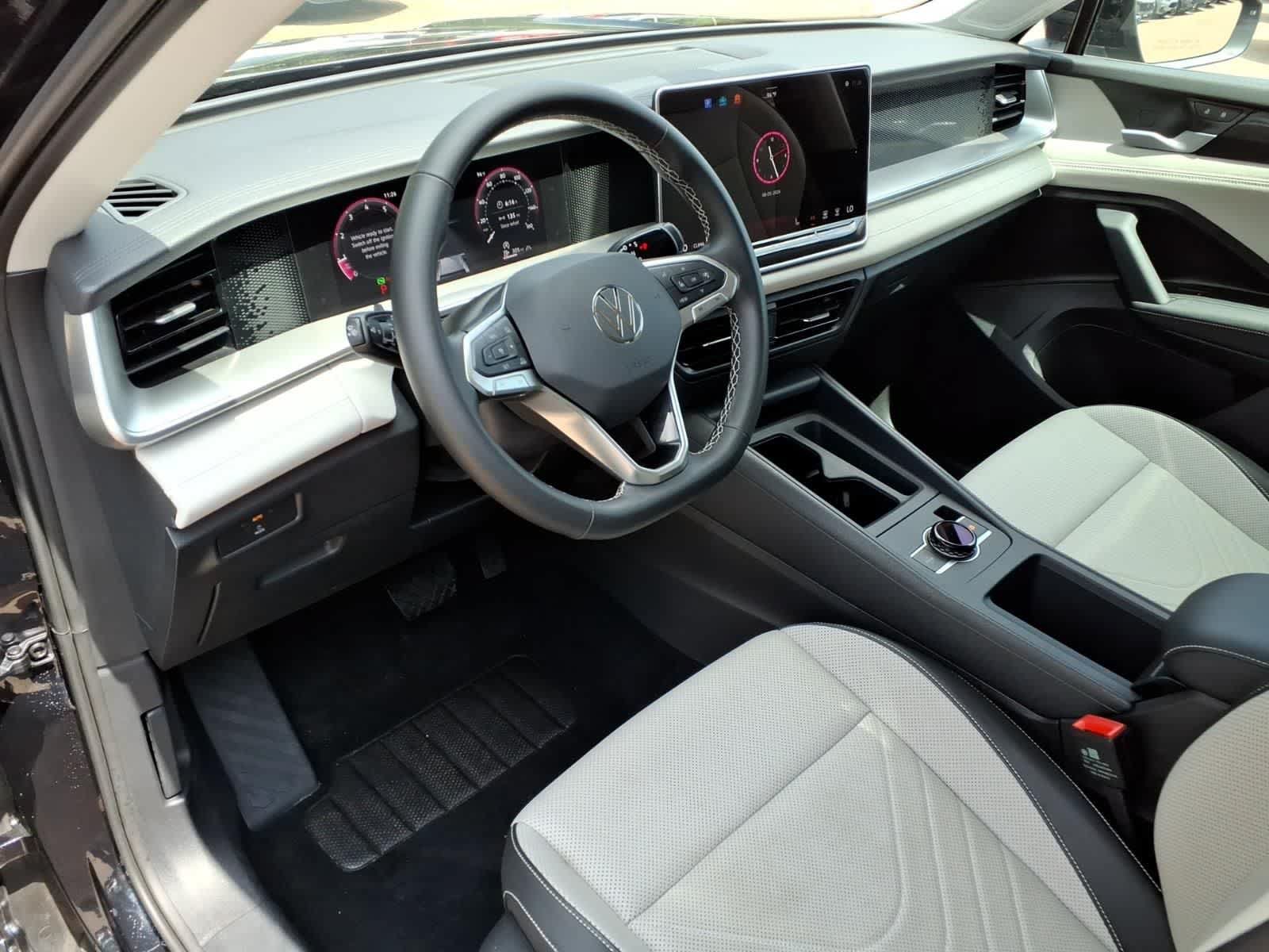Used 2025 Volkswagen Tiguan SE AWD/4WD image 14