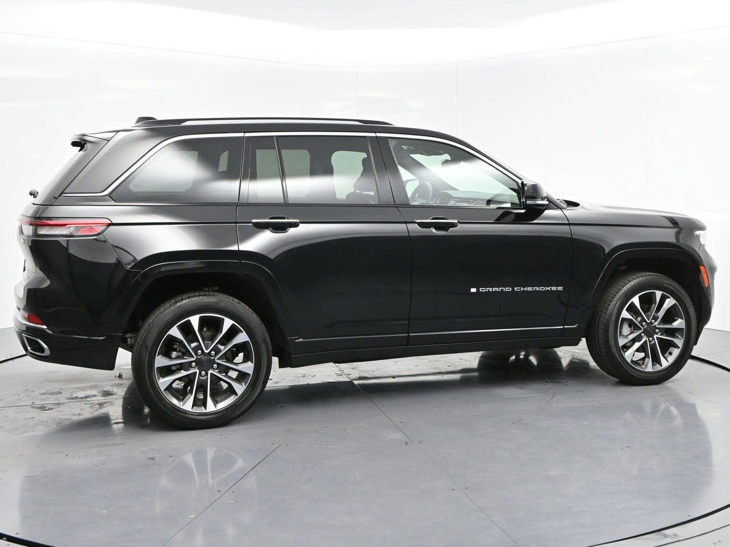 Used 2023 Jeep Grand Cherokee Overland w/ Luxury Tech Group IV AWD/4WD image 8