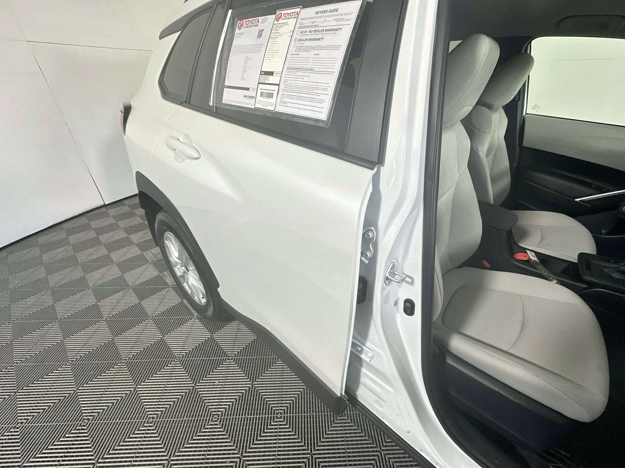 Used 2026 Toyota Corolla Cross LE FWD image 28