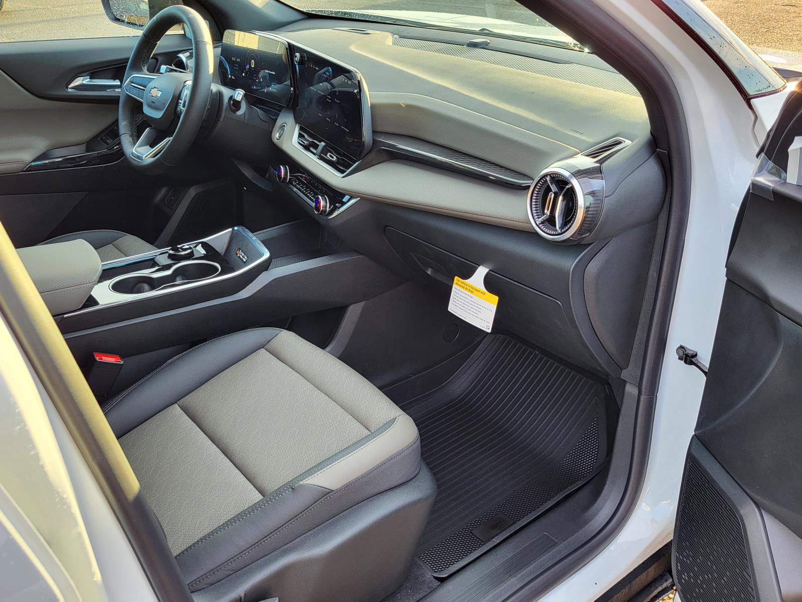 New 2026 Chevrolet Equinox LT w/ Convenience Package II FWD image 9