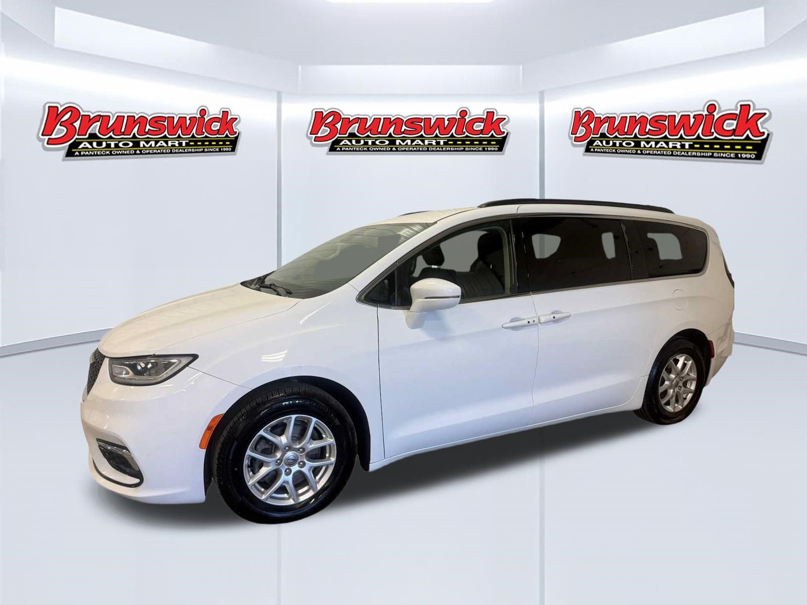 Used 2022 Chrysler Pacifica Touring-L FWD image 2