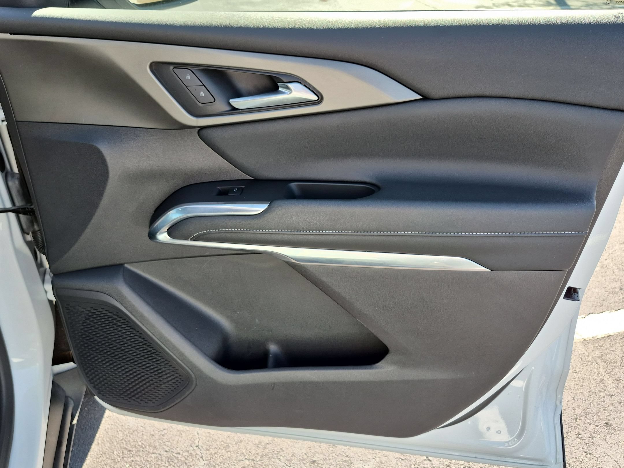 Used 2025 Chevrolet Traverse LT FWD image 36