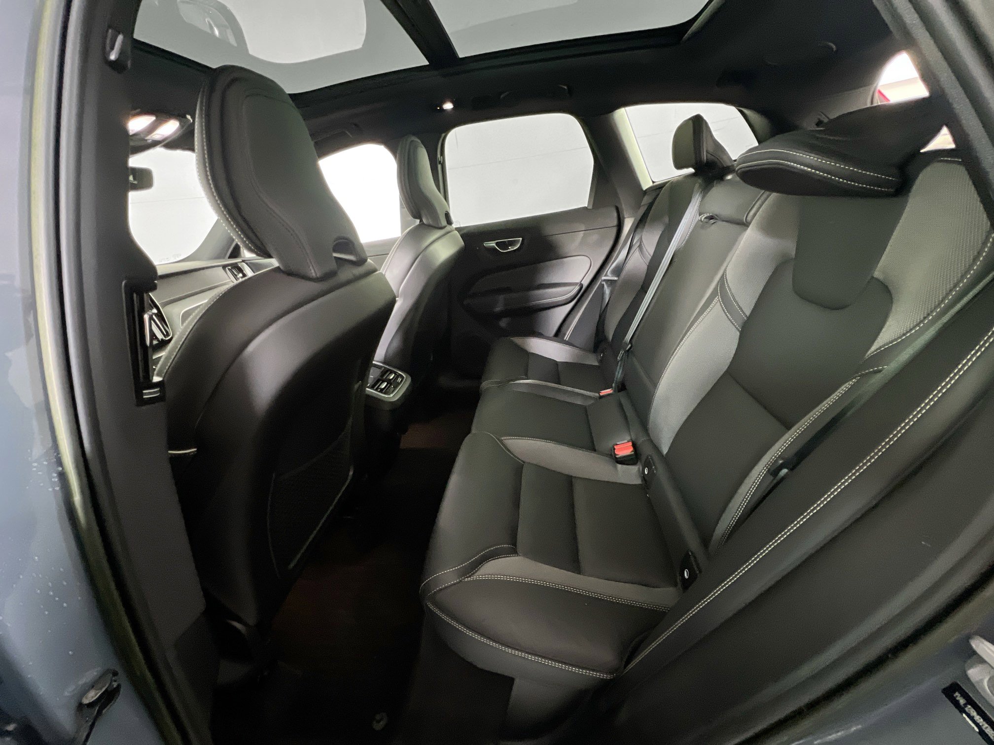 Used 2022 Volvo XC60 B5 R-Design w/ Advanced Package image 24