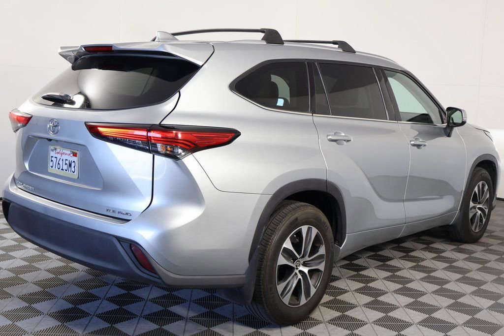 Used 2021 Toyota Highlander XLE image 3