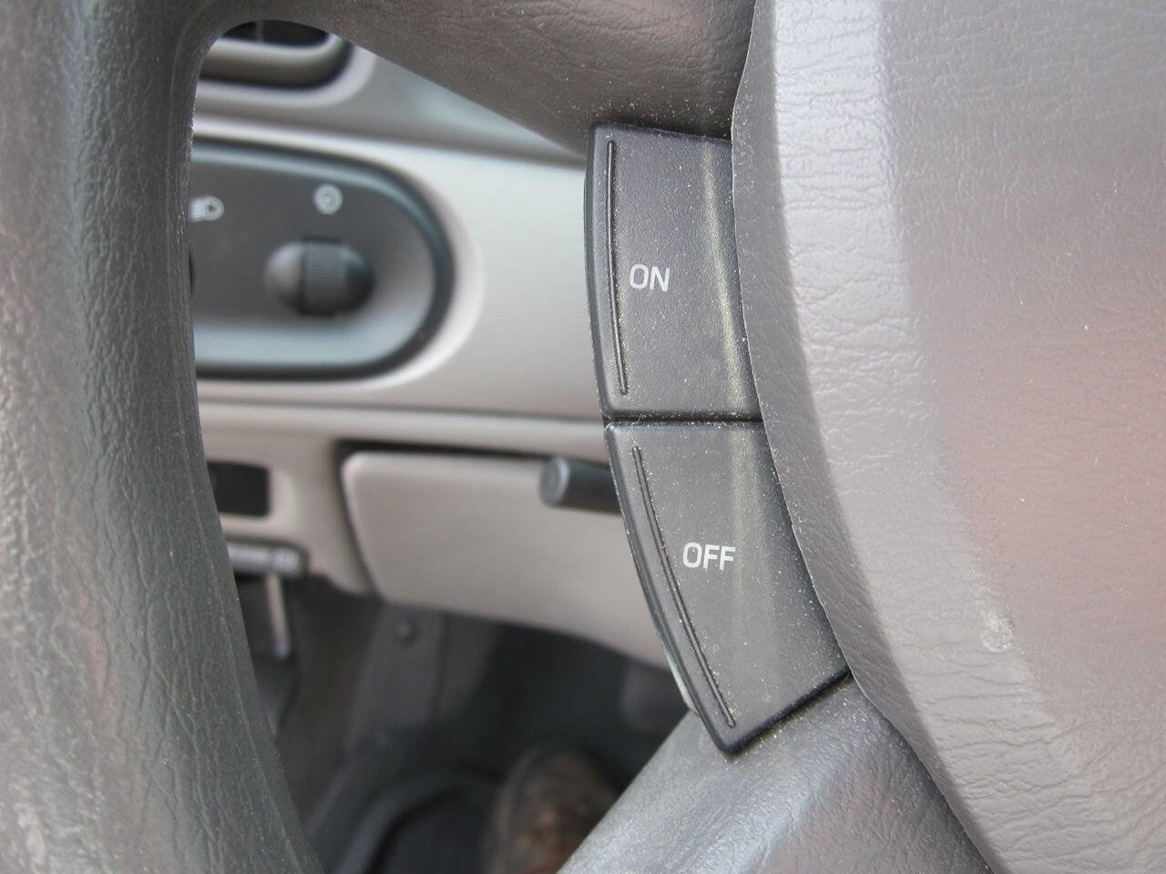 Used 2005 Ford Taurus SE FWD image 22