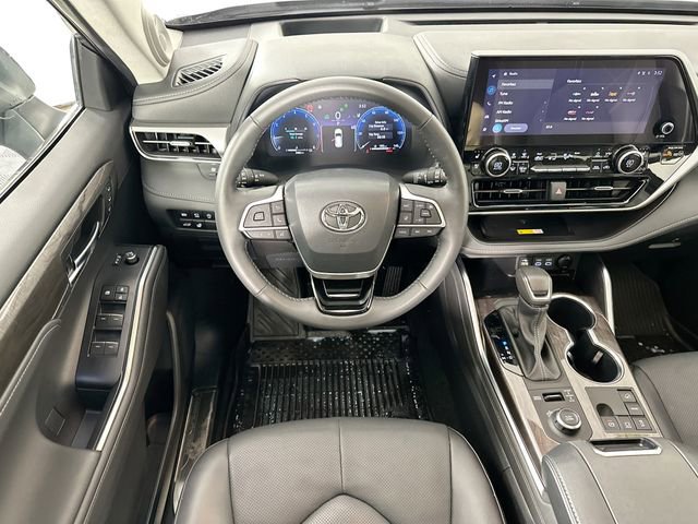 Used 2024 Toyota Highlander Platinum image 11