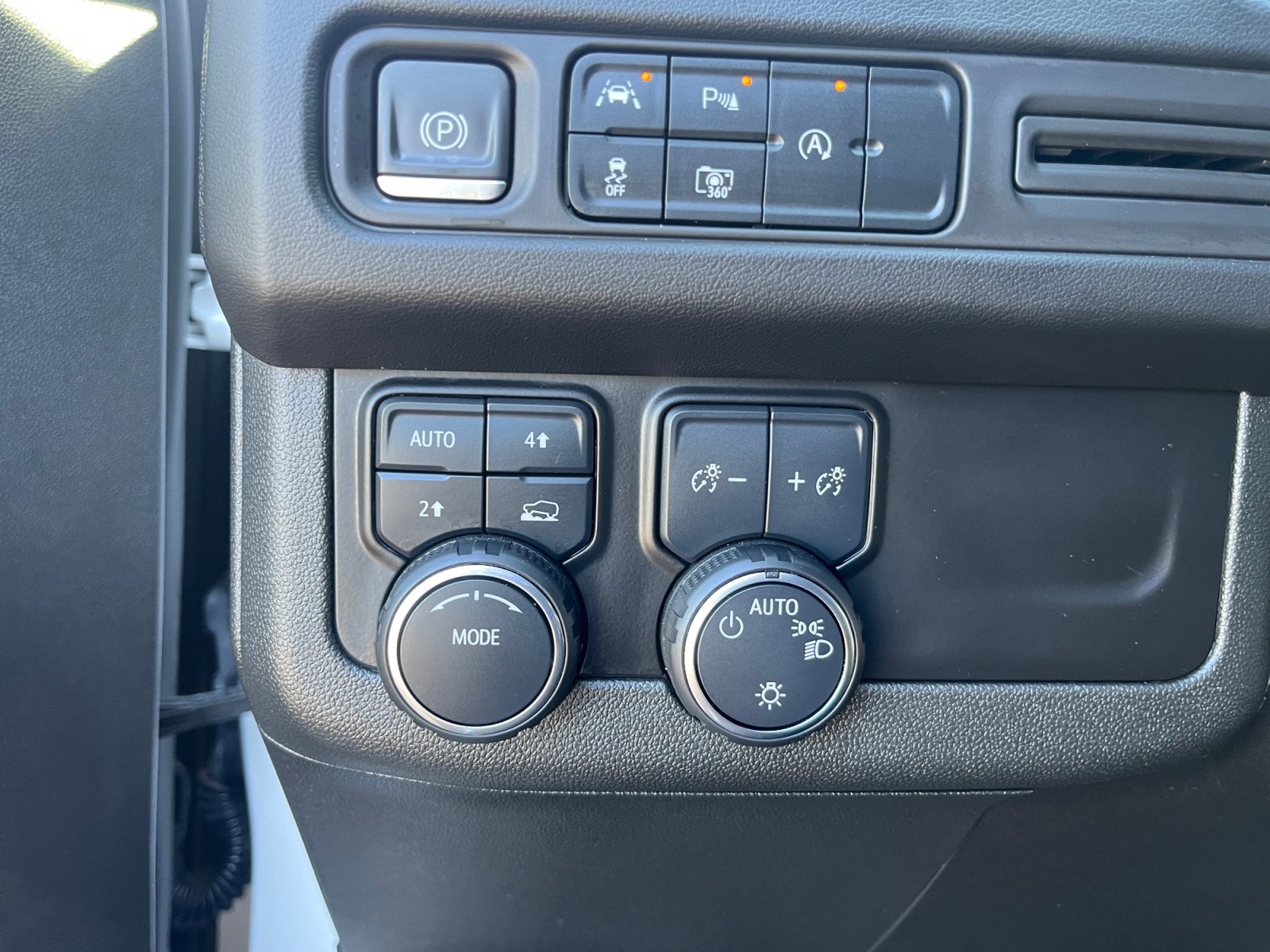 Used 2024 Chevrolet Tahoe LT w/ Luxury Package image 16