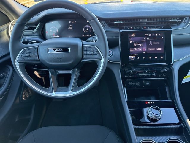 Used 2025 Jeep Grand Cherokee Laredo w/ Luxury Tech Group I image 24