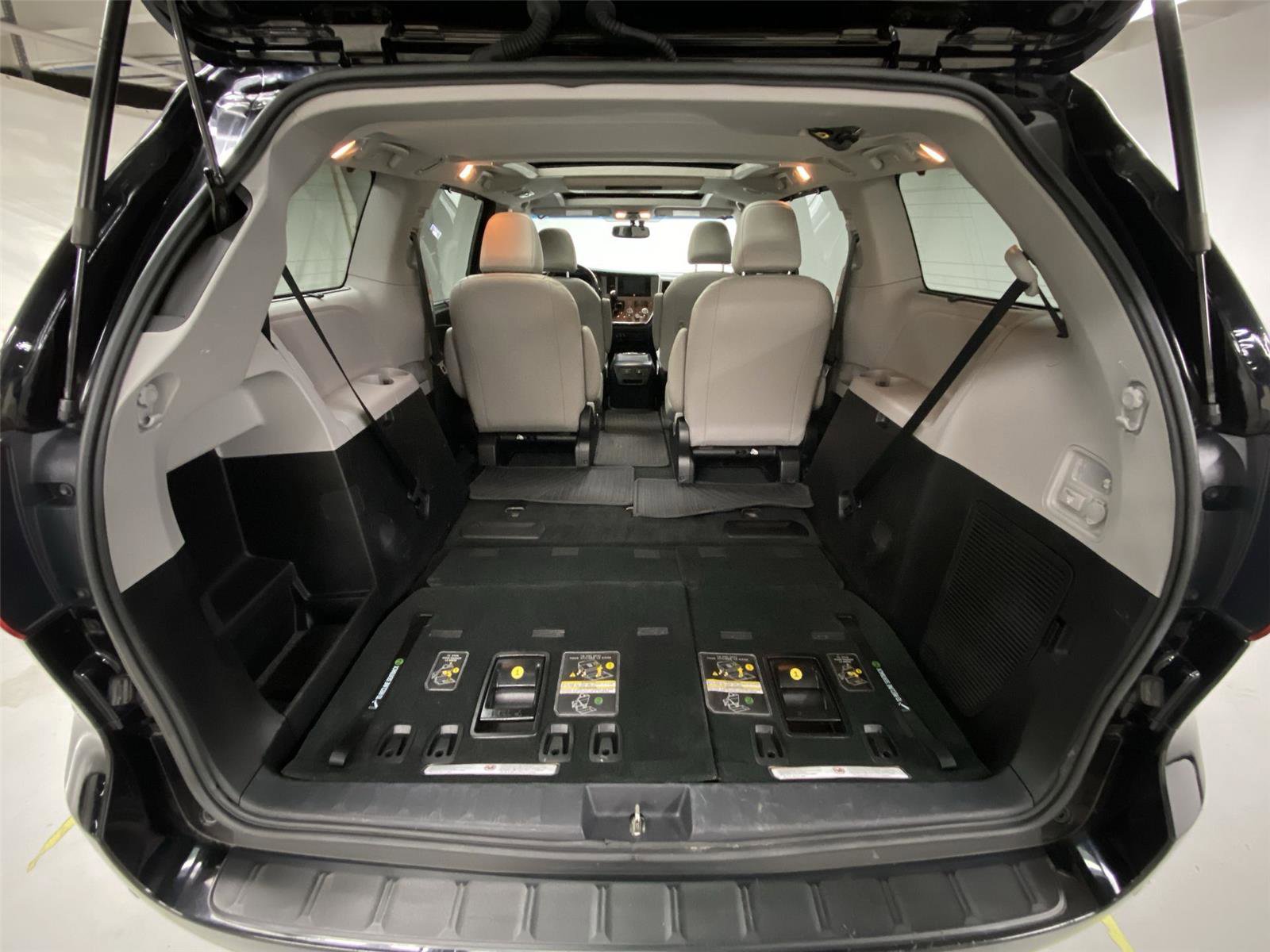 Used 2017 Toyota Sienna Limited Premium image 26