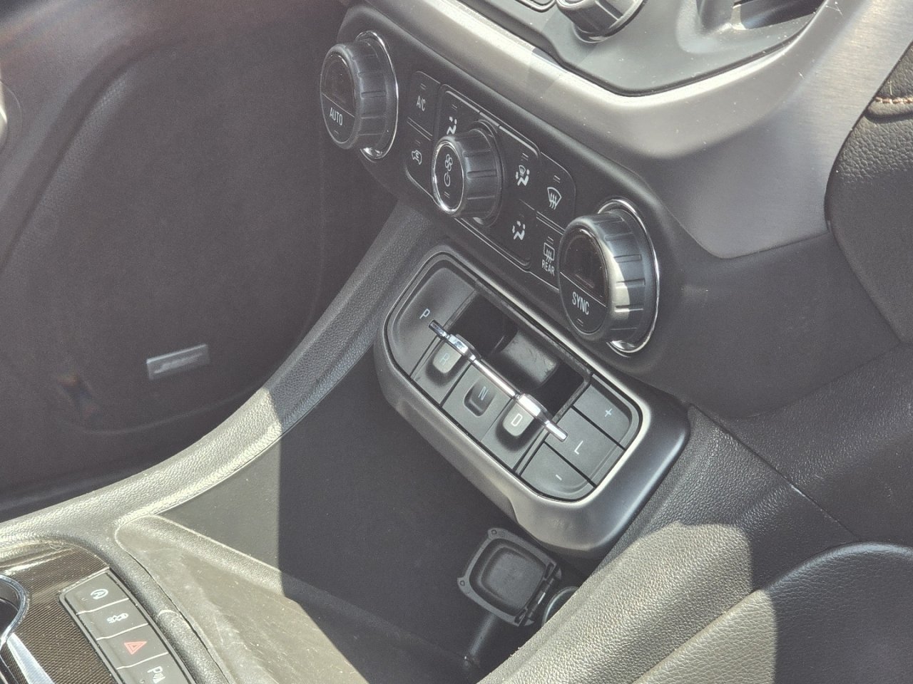 Used 2020 GMC Acadia SLT AWD/4WD image 14