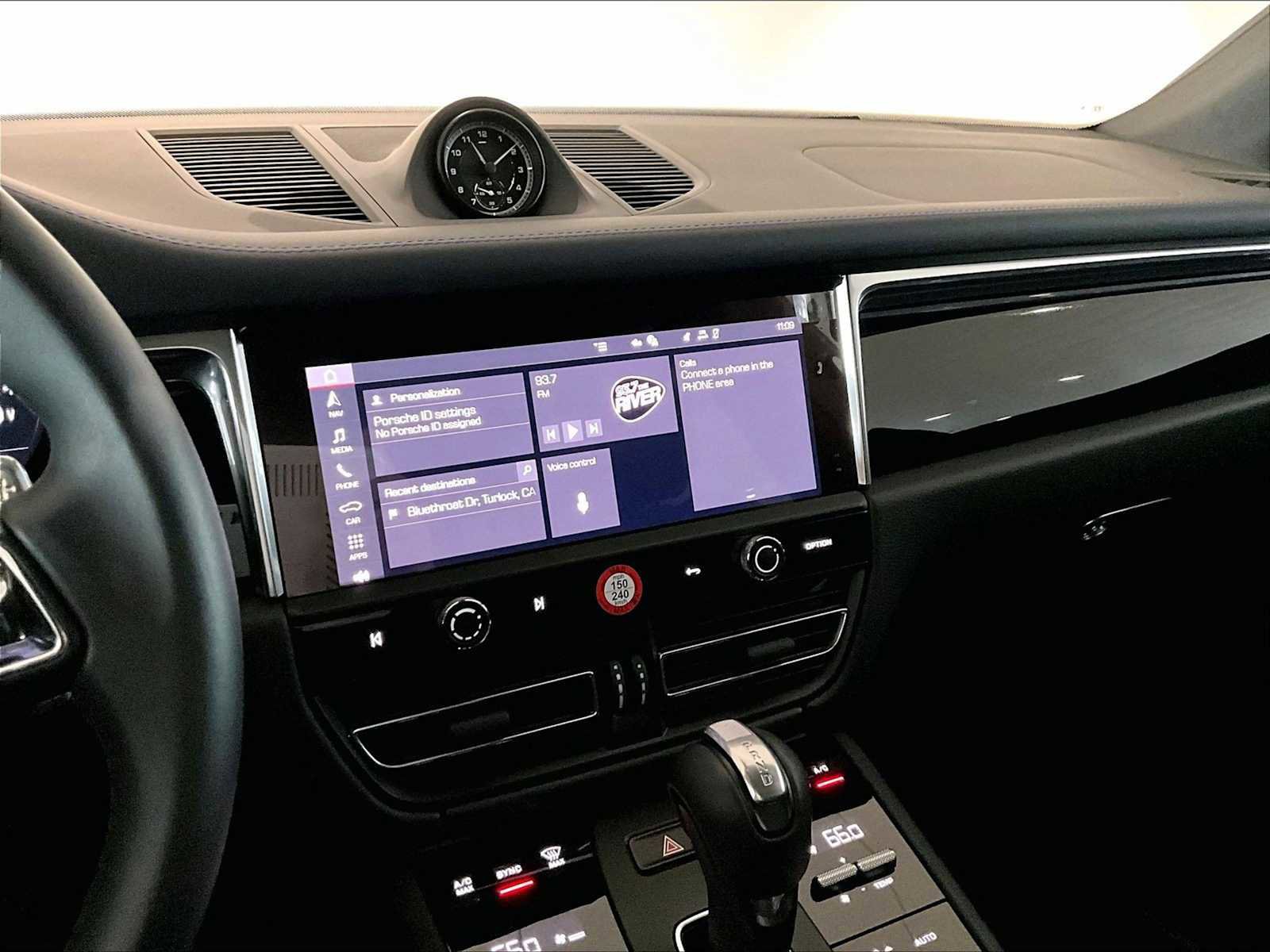 Used 2025 Porsche Macan image 19