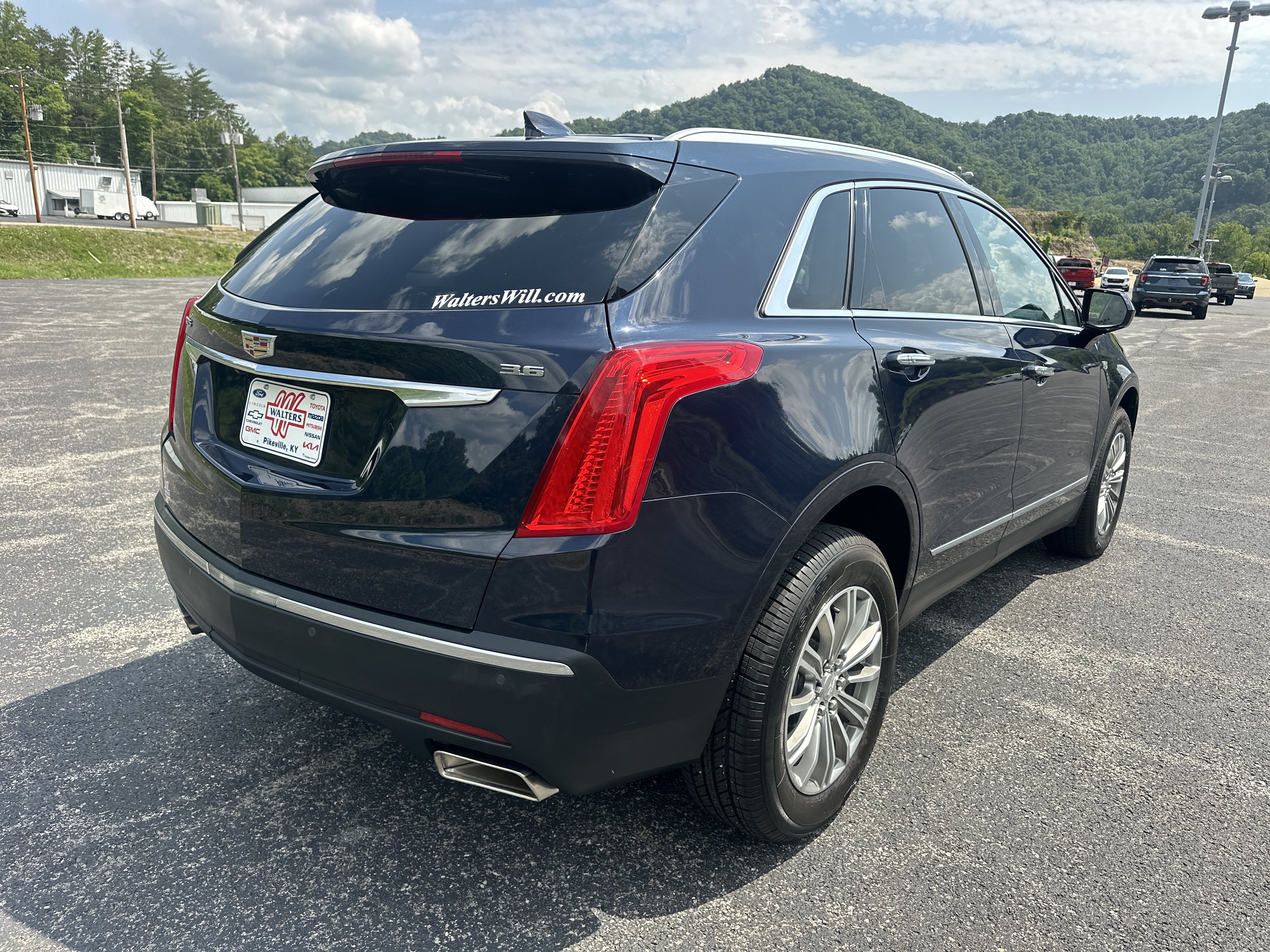 Used 2017 Cadillac XT5 Luxury FWD image 2