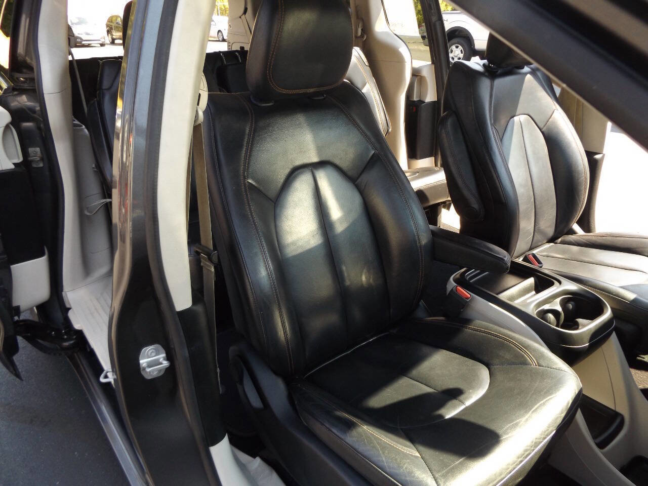 Used 2017 Chrysler Pacifica Touring-L image 20