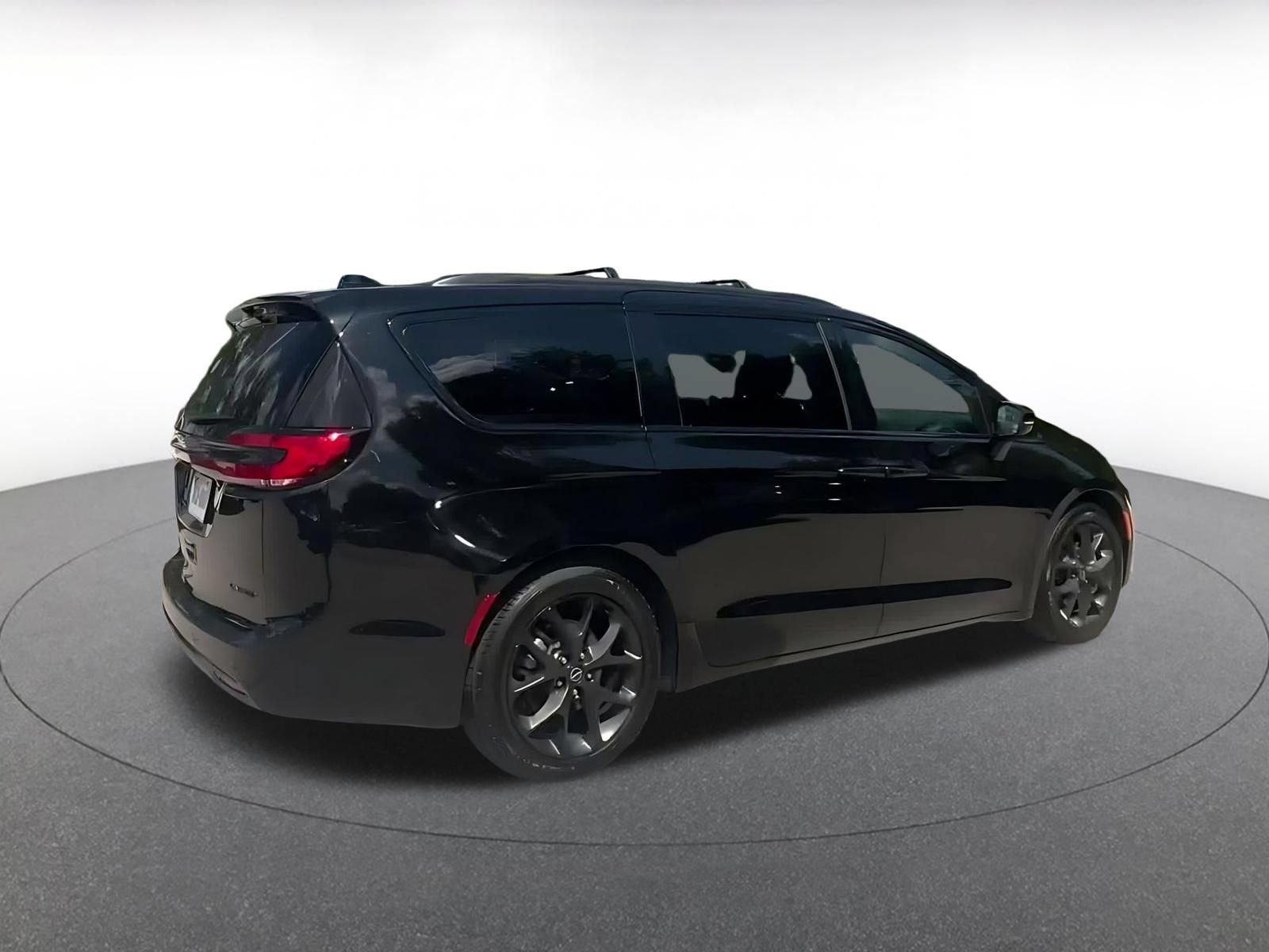 Used 2025 Chrysler Pacifica Limited FWD image 14