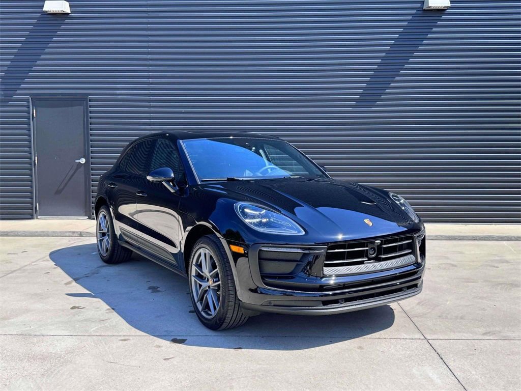 Certified 2025 Porsche Macan AWD/4WD image 9