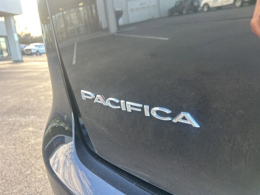 Used 2024 Chrysler Pacifica Touring-L image 42