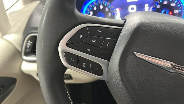 Used 2024 Chrysler Pacifica Touring-L FWD image 12