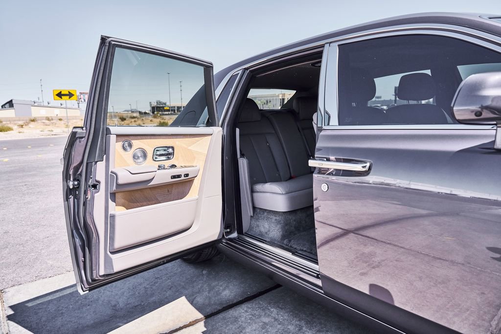 Used 2025 Rolls-Royce Phantom Sedan RWD image 28