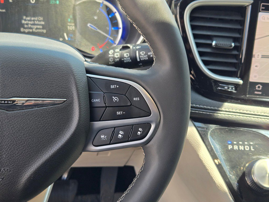 Used 2024 Chrysler Pacifica Select image 32