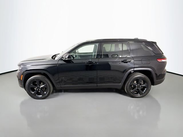 Used 2023 Jeep Grand Cherokee Altitude image 4