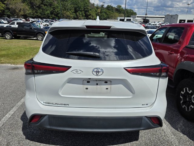 Used 2023 Toyota Highlander XLE FWD image 3