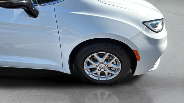 Used 2025 Chrysler Pacifica Select FWD image 36
