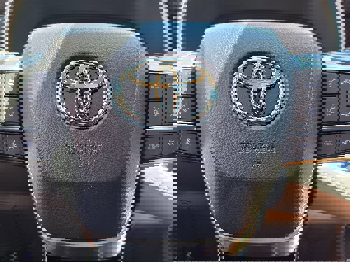 Used 2020 Toyota Highlander XLE image 36