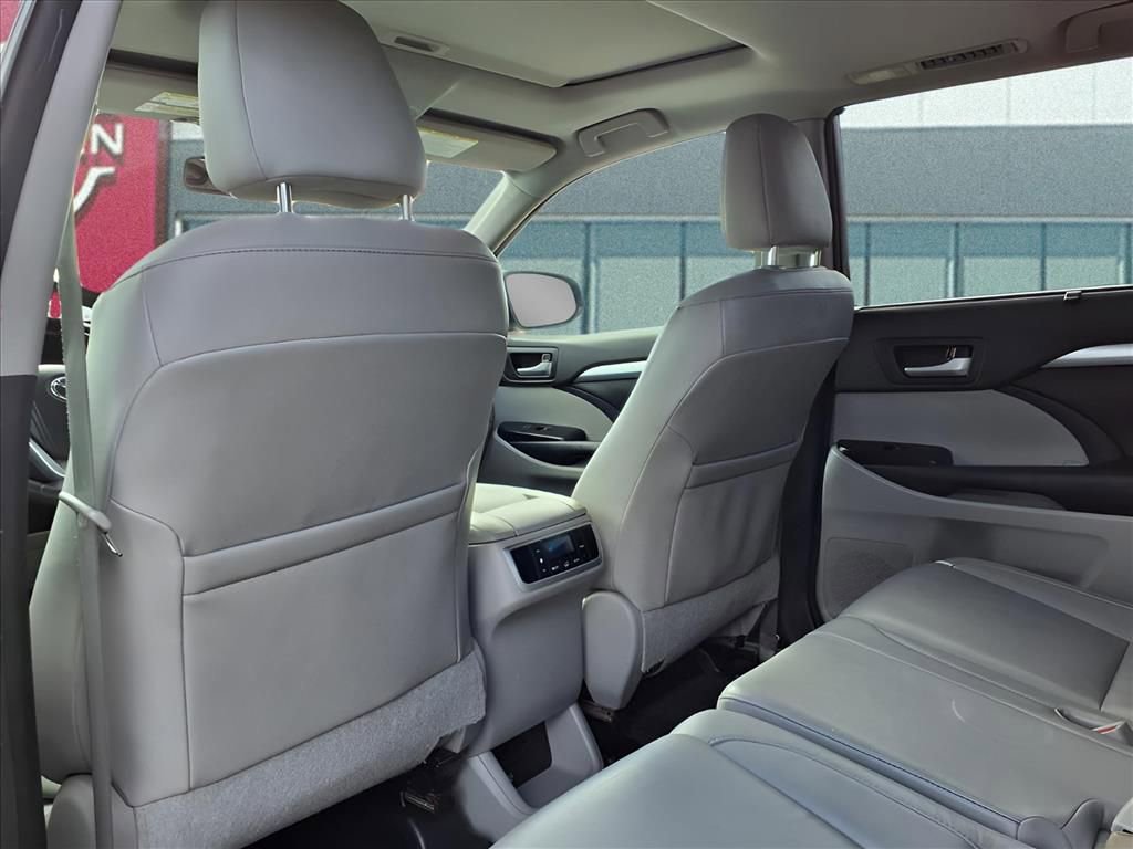 Used 2014 Toyota Highlander XLE image 12