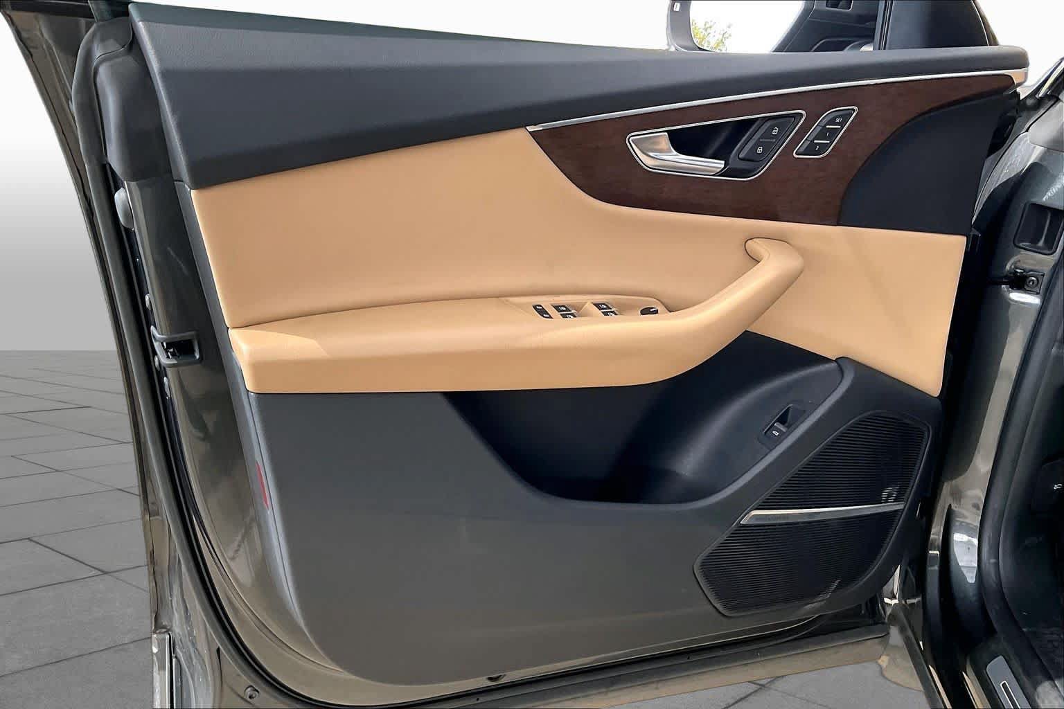 Used 2019 Audi Q8 Premium Plus w/ Premium Plus AWD/4WD image 21