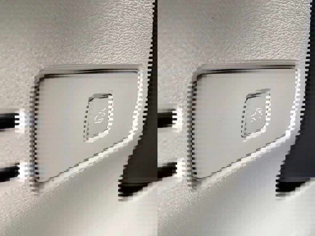 New 2026 Volvo XC40 B5 Ultra w/ Protection Package Premier image 13