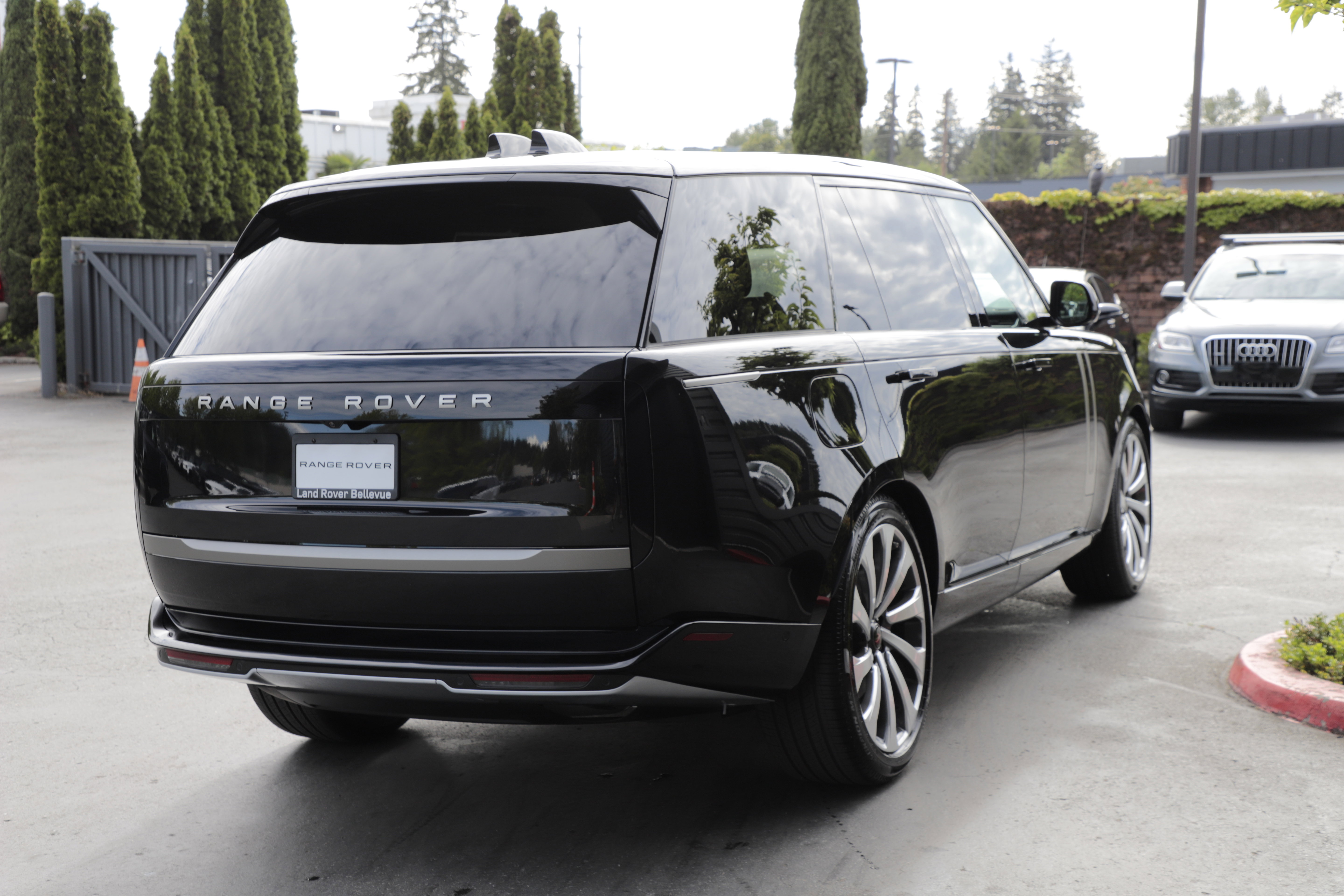 New 2026 Land Rover Range Rover Long Wheelbase SE AWD/4WD image 10