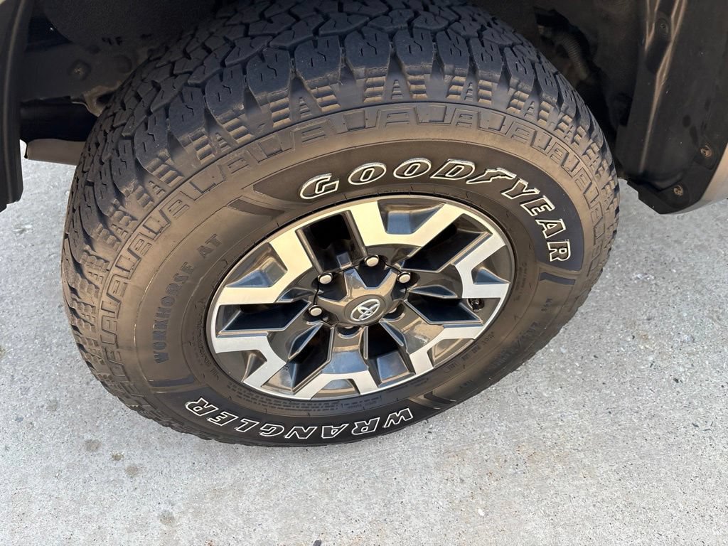 Used 2019 Toyota Tacoma TRD Off-Road w/ Technology Package AWD/4WD image 10