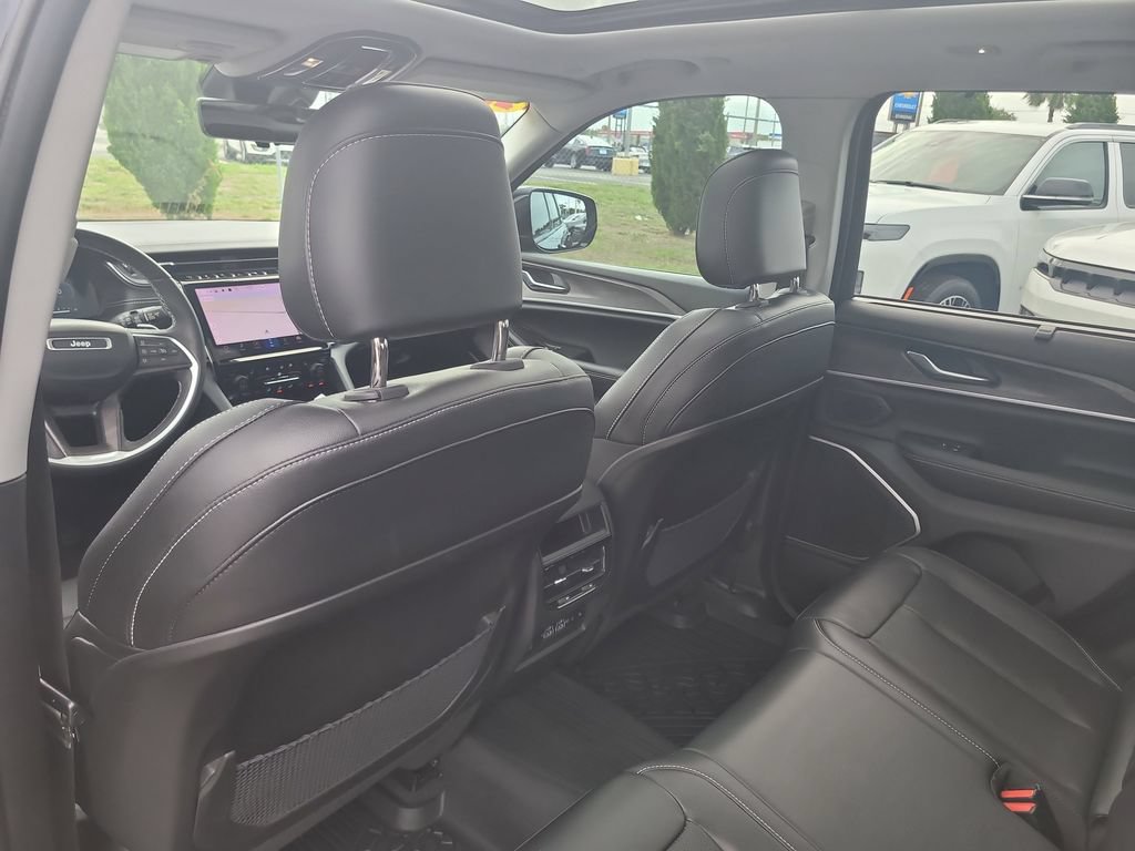 Certified 2023 Jeep Grand Cherokee Limited w/ Luxury Tech Group II AWD/4WD image 14