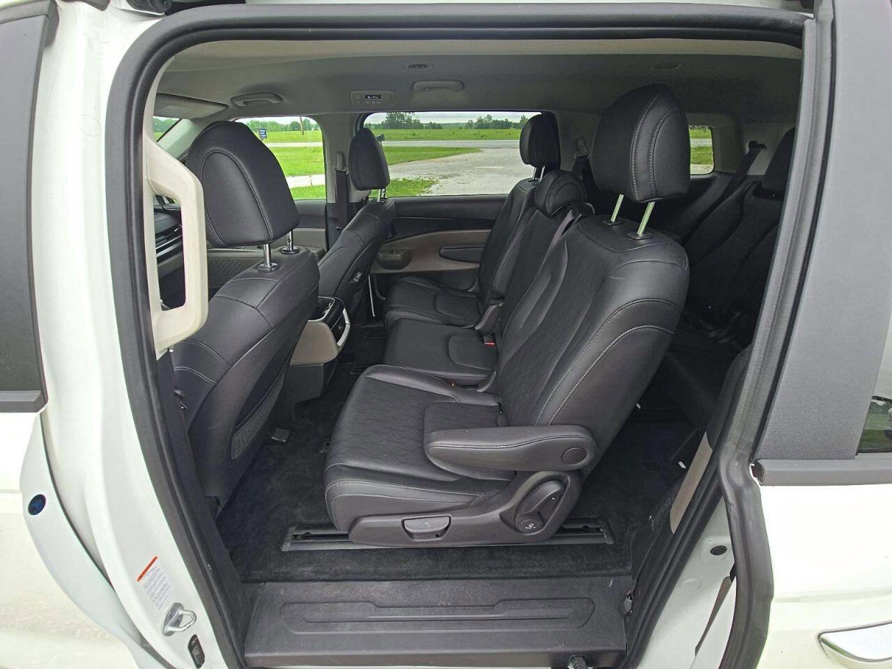 Used 2026 Kia Carnival LXS FWD image 11