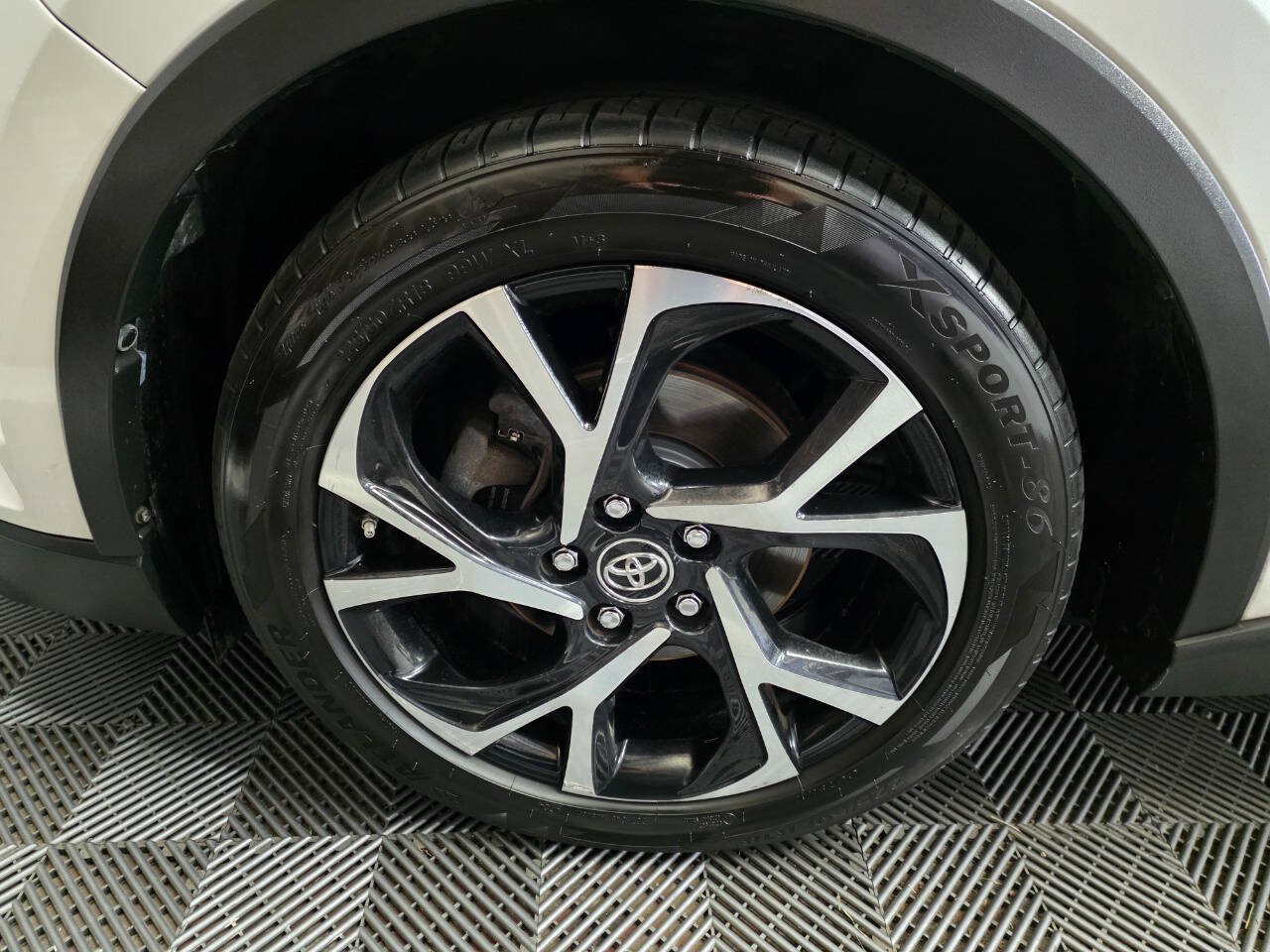 Used 2018 Toyota C-HR XLE FWD image 29