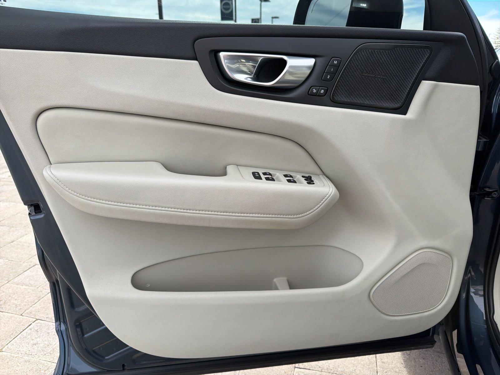 Used 2024 Volvo XC60 B5 Ultimate w/ Protection Package Premier image 17