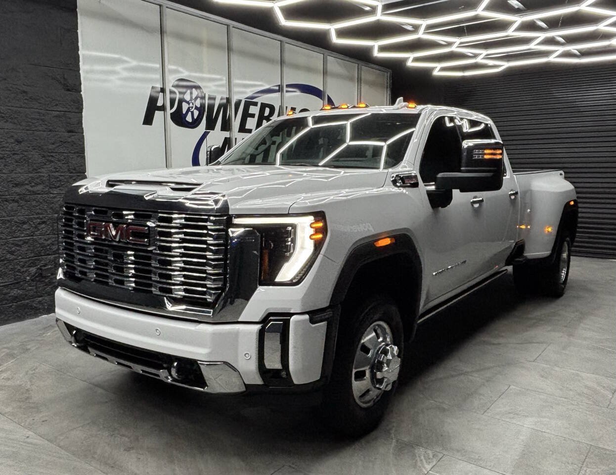 Used 2025 GMC Sierra 3500 Denali w/ Denali Reserve Package AWD/4WD image 1