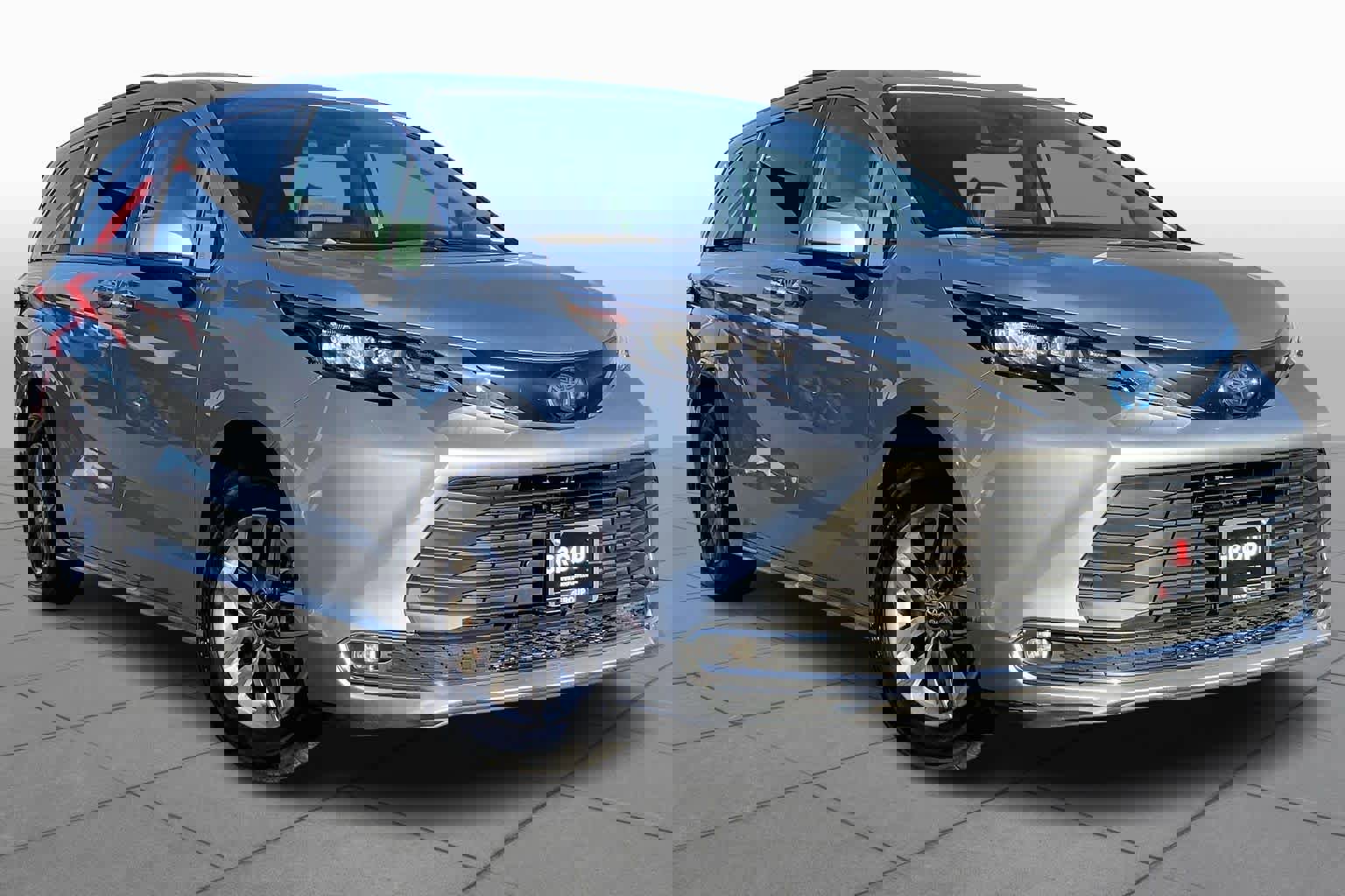 Used 2024 Toyota Sienna XLE image 3