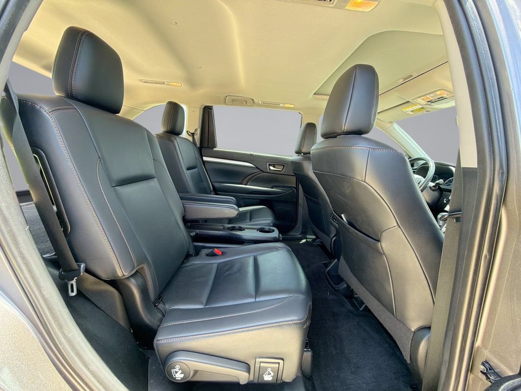 Used 2019 Toyota Highlander XLE FWD image 17