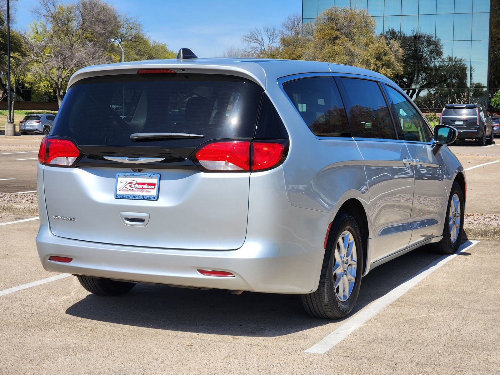 Used 2023 Chrysler Voyager LX image 6