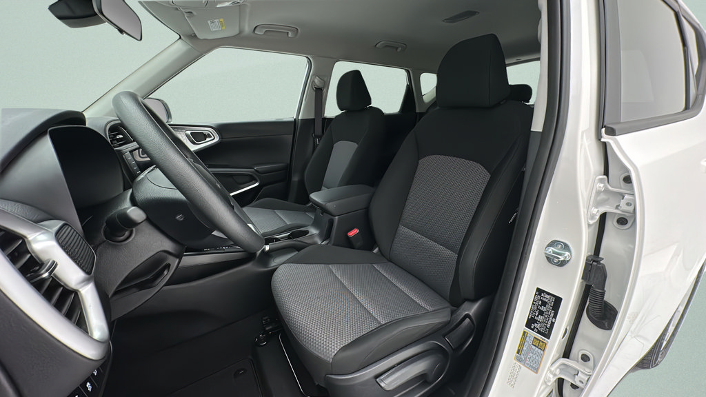 Used 2025 Kia Soul LX w/ LX Technology Package FWD image 13