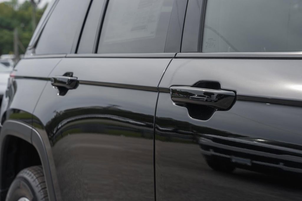 New 2025 Jeep Grand Cherokee Laredo X w/ Luxury Tech Group I image 15