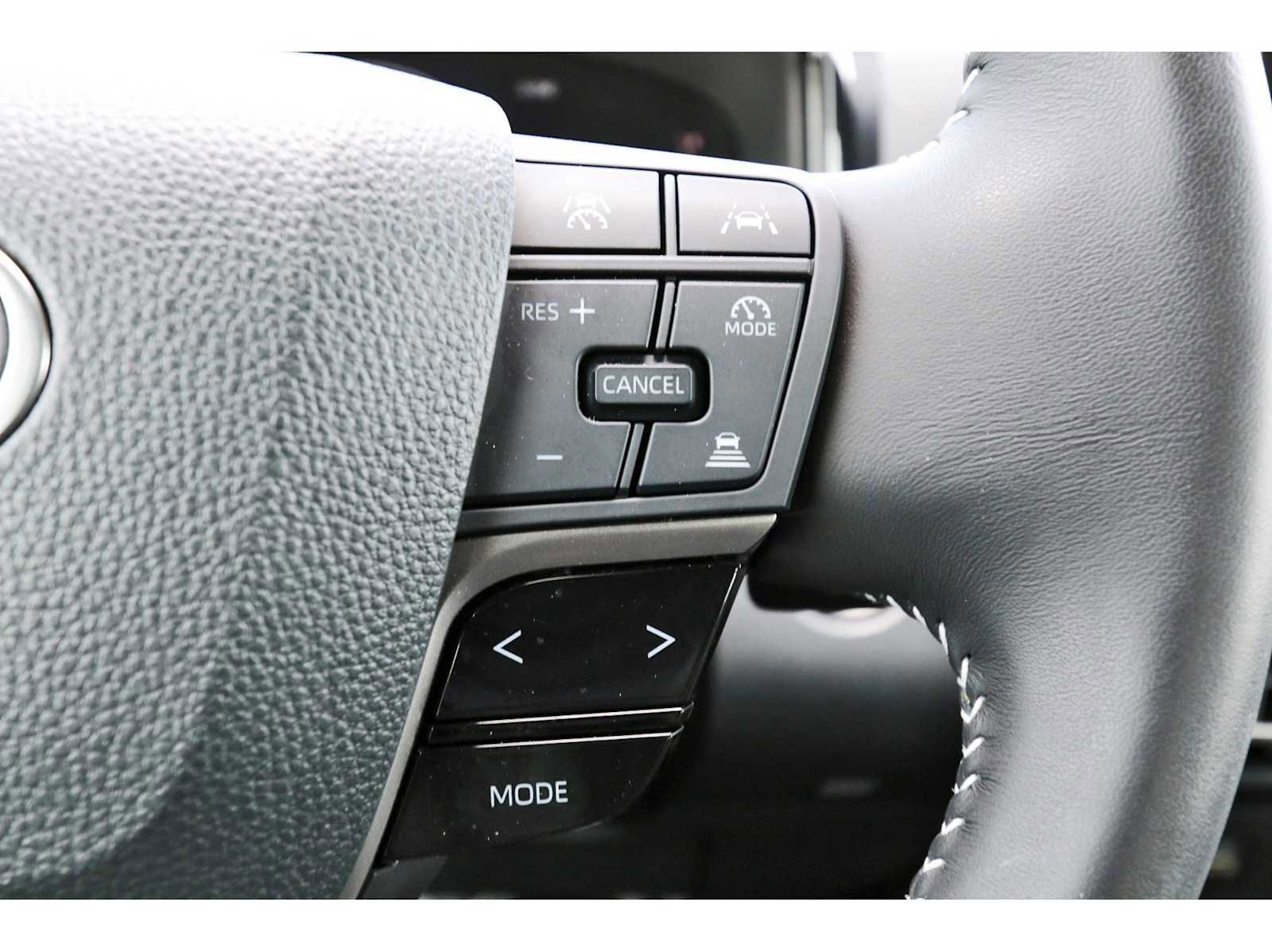 Used 2025 Toyota Camry SE w/ Convenience Package image 16