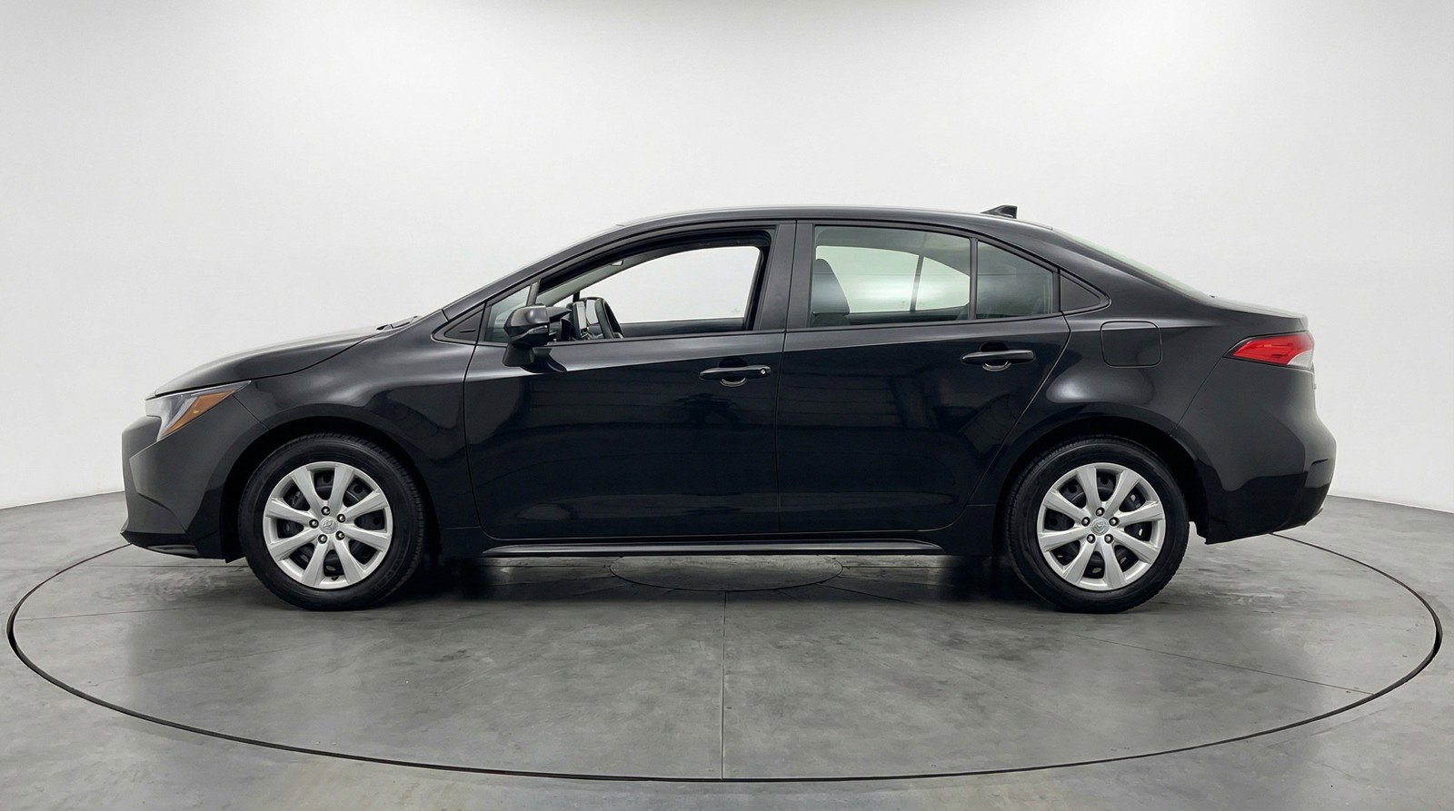 Used 2025 Toyota Corolla LE FWD image 5