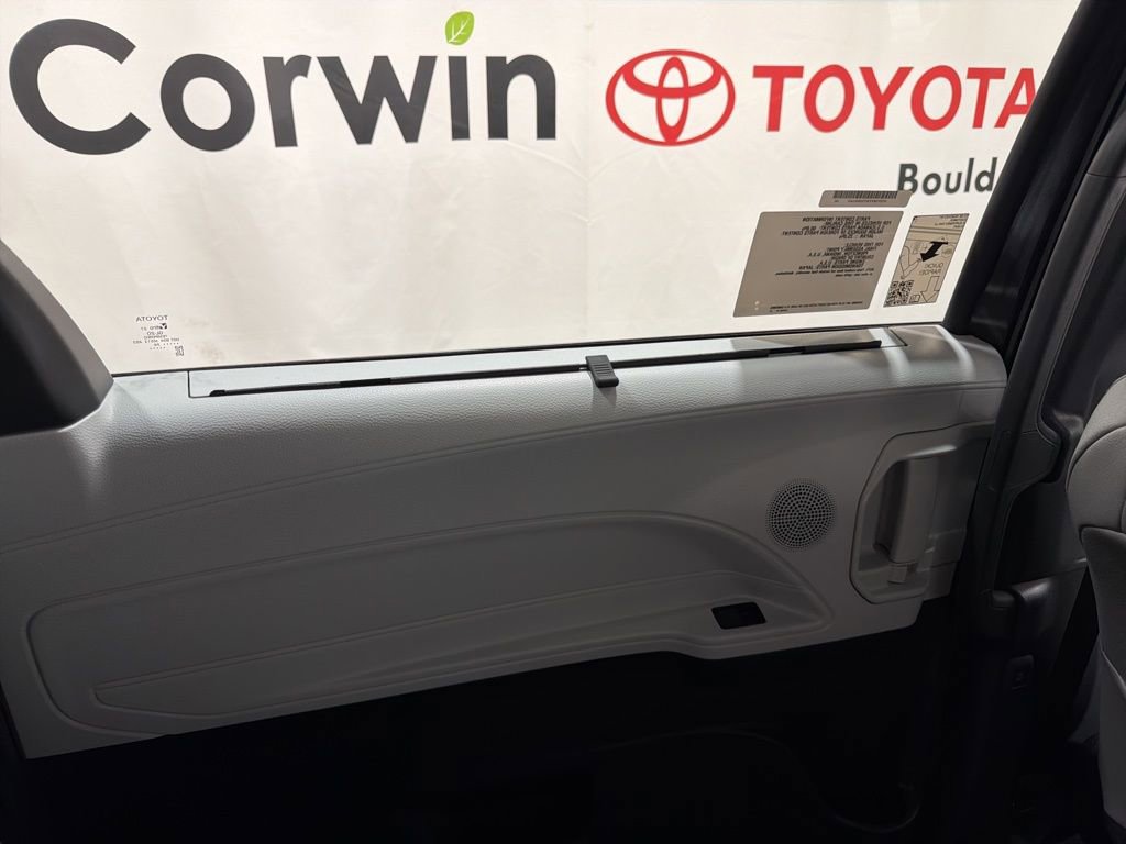 Used 2026 Toyota Sienna XLE image 18